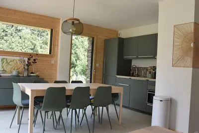 Image de Chalet récent proche centre, piscine et patinoire, avec terrasse et parking couvert