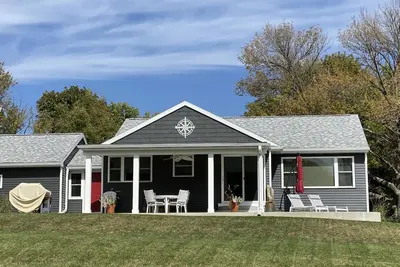 Image de Nautical lakeview home with boat launch across the street from your rental home.