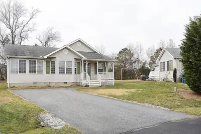 Image de Complimentary activities, a $300 Weekly value! ! ! ! Well-appointed single home at the end of the cul-de-sac. Home is on one level in a community that offers pool and tennis with no additional charge