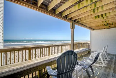 Image de Queen's Grant C-109 Oceanfront Condo - Community Pool, Playground, Day Docks