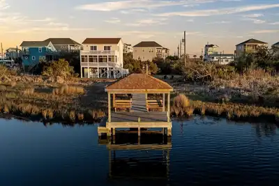 Image de Seules les étapes de la plage - et un quai de bateaux. Calm Waters, North Topsail Beach, Nc