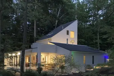 Image de Modern Lake House on Secluded Cove with Private Peninsula
