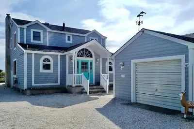 Image de Beach Front Classic 4 bedroom 3 bath Cape Cod style home located right at the bulkhead of the beach, yet only 3 short blocks to the center of town.