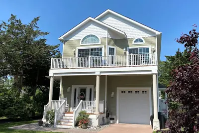 Image de This charming and spacious home comfortably accommodates 8 people with plenty of room for everyone.
