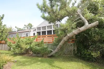 Image de Only 2 short blocks to the beach! Fabulous 4 bedroom, 2. 5 bath Cape May Point Cottage with living space on one level.