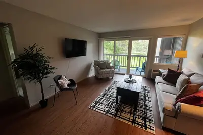Image de Newly Updated! Golf, gaming & getaways! Comfy budget-friendly condo.