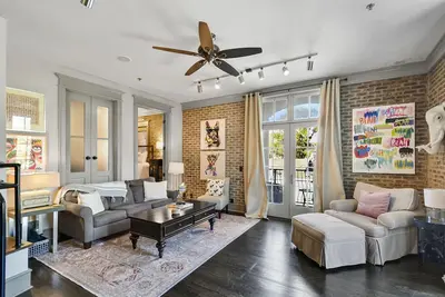 Image de Enjoy Island life in the Village in this gorgeous one of a kind loft!