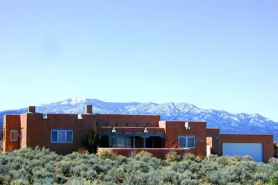 Image de Taos House - 360 degree mountain\/town views - patio - private - hot tub