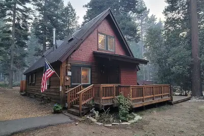 Image de Pine Lodge: 3 Br, 2 Ba Cabin or Bungalow in Tahoma, Sleeps 6