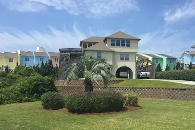 Image de Spacious 5-Br Beach Getaway with Ocean Views in the Heart of Emerald Isle