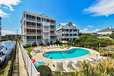Image de Compass Rose 11, three-bedroom, two-bath condo, ocean front