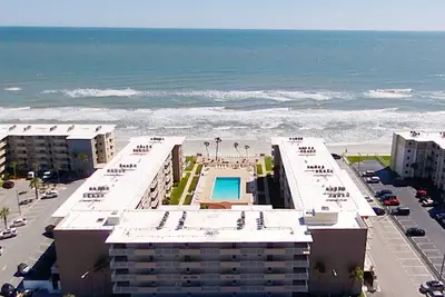 Image de A direct ocean view like no other! Cute 1/1 unit on No Drive Beach in Nsb!