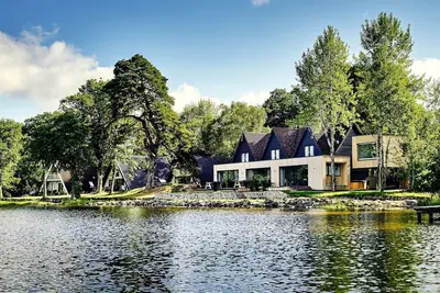 Image de Waterfront heaven with hot tub and sauna.