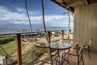 Image de Great Top floor! Beamed Ceilings! Direct Views~ 214