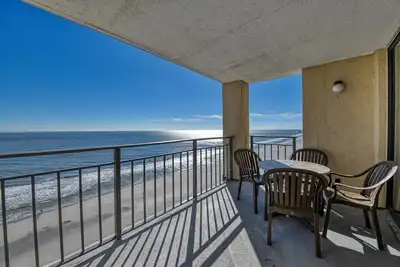 Image de Surfmaster 909 - One-bedroom, one-and-a-half-bath oceanfront condo with pools
