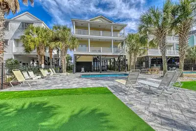 Image de Southern Comfort - Seven-bedroom second row beach house in Gcb