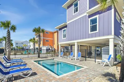 Image de Purple Rain! Beautiful 5 Bedroom Home with a Private Pool!