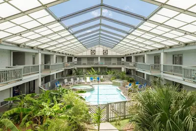 Image de Chic Coastal Retreat w/Hot Tub & Indoor Pool, Steps from Pristine Tx Beaches
