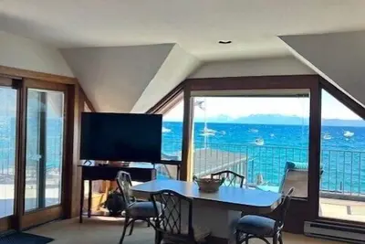 Image de Lakefront condo with amazing panoramic lake views! ! Steps to beach