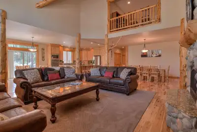 4 EnSuites, Spacious, Updated, A/C, Hot Tub, 12 Sharc