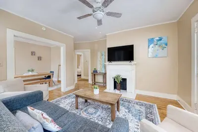 Image de Downtown, Mins to Lakebottom Park-Our Midtown Nook
