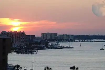 Image de Beautiful Harbor front property