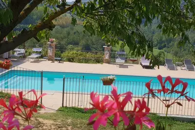 Lieu de mariage et hébergement de groupe, piscine et jardin privé près de Barolo
