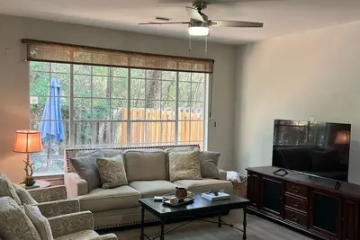 Image de Escape to luxury in The Woodlands and enjoy this completely remodeled property.