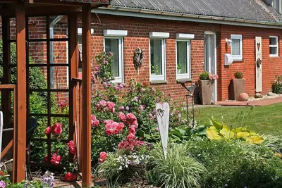 Image de Modernes, Gemütliches Doppelhaus mit Großem Garten und Kaminofen im Schönen Nordfriesland. Wunderbar für Paare und Familien Geeignet, die Sich Abseits des Alltagstrubels Eine Auszeit Gönnen Möchten. Gern Sind Auch Haustiere Willkommen!