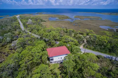 Image de Completely renovated! 6br Bay View Retreat. Private Pool, Bikes, Games & Close to Beach – Sleeps 17!