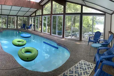 Image de Lakefront property with private heated indoor pool and hot tub!