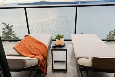 Image de Ocean, Islands, Mountain View. Ferry & boat traffic. Hot tub. Private & gated.