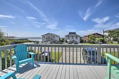 Image de Oak Island Beach Abode w/ Deck: Walk to Shore!