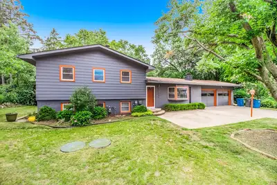 Image de Steps to Ridge Road Beach Renovated Home w/ Private Hot Tub, Firepit & Porch