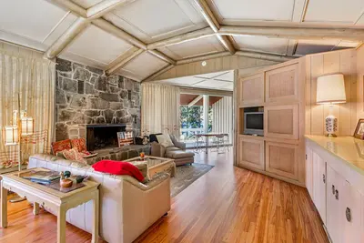 Image de Mid-Century Lakefront Home w\/ Private Dock, Boat Slip, Great Patio & Huge Views