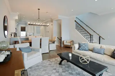 Image de New & Luxurious 4/3 Townhouse with boat slip- 2, 800 Square Feet