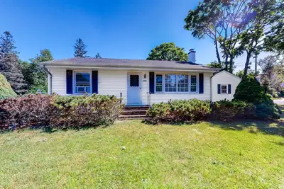 Image de Kid-Friendly Home near the Ocean with Private Gas Grill, Fast WiFi, and Cable