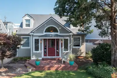 Image de Charming 3 Br North End Beach Cottage One Block to the Beach - Private Parking + Private Backyard