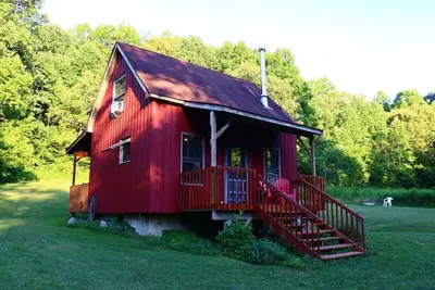 Image de Secluded Cabin on Red Haven Farm