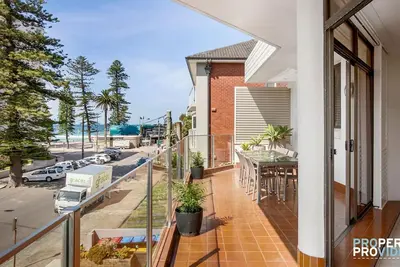Image de Top Floor 3 Bedroom Apartment - 50m to sand + parking