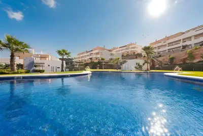 Image de Appartement penthouse in Alcaidesa avec vue sur les montagnes, Wi-Fi, piscine, jardin et terrasse