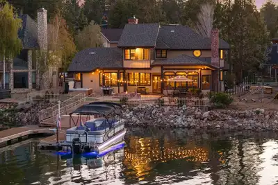 Image de Lakefront Chalet. 4 Bdrm Home with Hot Tub. Fire Pit. Dog Friendly.
