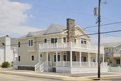 Image de Beautifully furnished, this 6 bedroom, 5 bath house is ready for you to enjoy and just 1. 5 blocks to the beach.