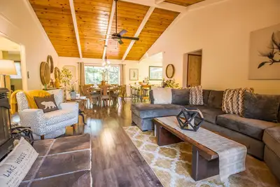 Image de Knotty Pine-Central Heat, A\/C and Hot Tub!