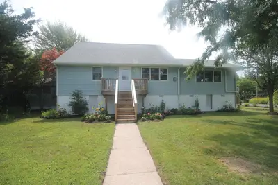 Image de Spacious 4 bedroom 2 and 1\/2 bath home located just a short walk to the Cape May Point Beaches