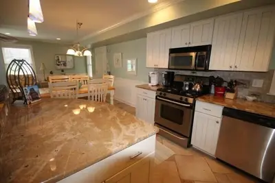 Image de What better location than to be on Columbia Avenue close to town and walking distance to the beach.