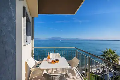 Image de Residenza Miralago with pool - One-bedroom apartment with lake view