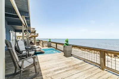 Huge Deck to Enjoy Those Sunrises over the Sea!