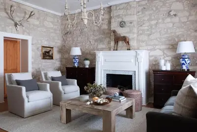Image de Historic Downtown Fredericksburg Retreat • Hot Tub, Fireplace, Spacious Garden