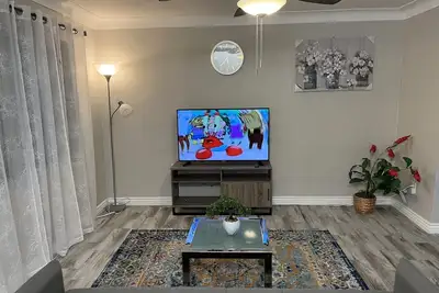 Image de Newly Renovated & Cozy home near U of A